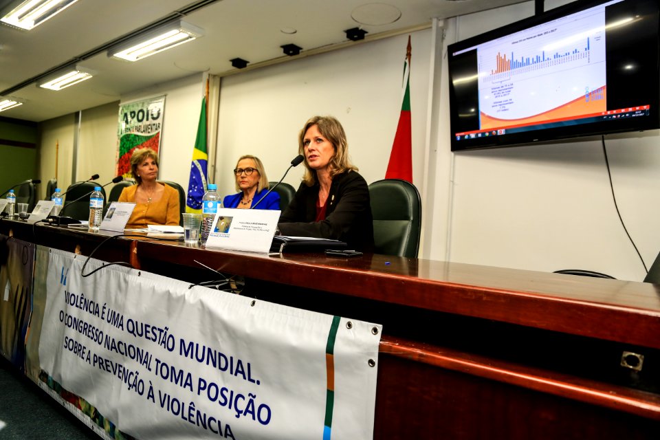 04.12.2017 - Prefeita Paula Mascarenhas na primeira audiência pública da Frente Parlamentar no Plenarinho da Assembleia Legislativa em Porto Alegre RS