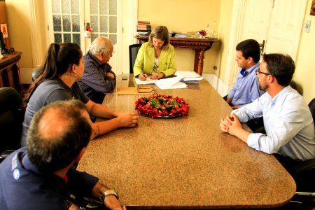 07.12.2017 - Prefeita Paula Mascarenhas assina termo de compromisso para serviços de pavimentação na Rua Vila do Conde numa extensão de 107,74 metros em asfalto
