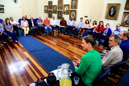 21.12.2017 - Prefeita Paula Mascarenhas e vice Idemar Barz no café da manhã com servidores