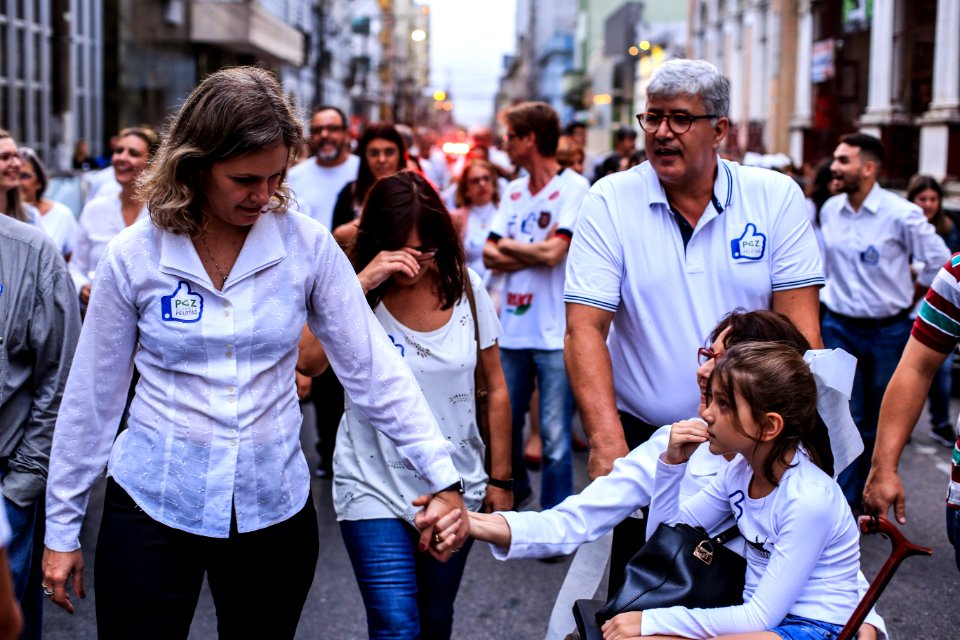 20.12.2017 - Prefeita Paula Mascarenhas e vice Idemar Barz na Noite da Paz - Caminhada Aliança Pelotas