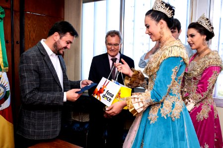 16.05.2018 - Vice prefeito Idemar Barz realiza entrega do Convite da Fenadoce 2018 com a Corte e CDL para o Governador do RS e Deputados Estaduais - Foto: Gustavo Mansur