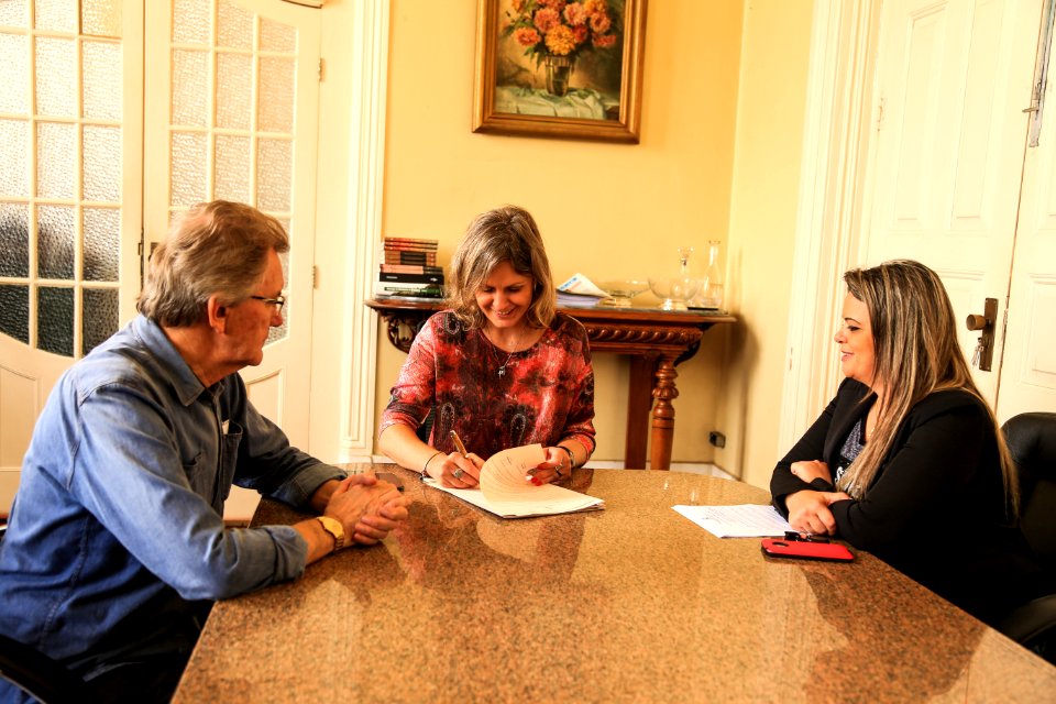 10.11.2017 -  Prefeita Paula Mascarenhas na assinatura da lei 6509 e 6511 de autoria da vereadora Cristina Oliveira