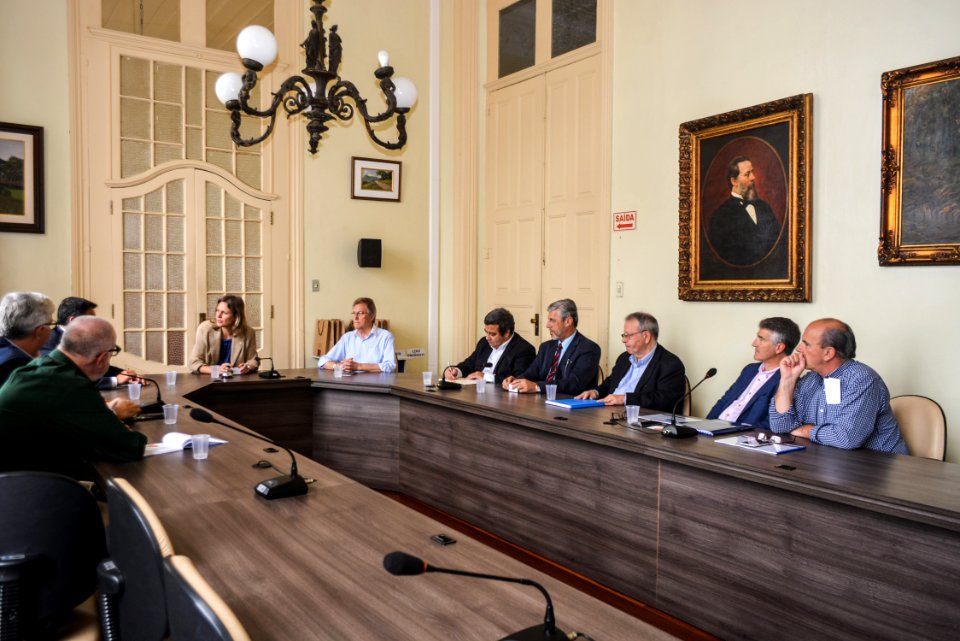 14.12..2017 - Prefeita Paula Mascarenhas em reunião com Vereador Fabrício Tavares e Empresários Portugueses