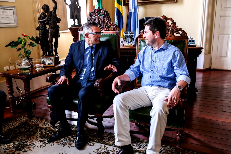 04.12.2017 - Prefeito em exercício Luiz Henrique Viana recebe visita do Deputado Federal Jeronimo Goergen (PP) para entrega de uma Emenda