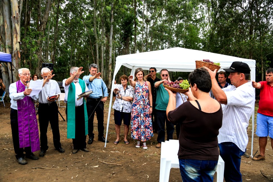 27.01.2018 - Prefeita Paula Mascarenhas durante abertura e Festa da Colheita da Uva, 8º Distrito, Colônia Santa Helena, propriedade de Dirceu Kurz - Foto: Gustavo Vara