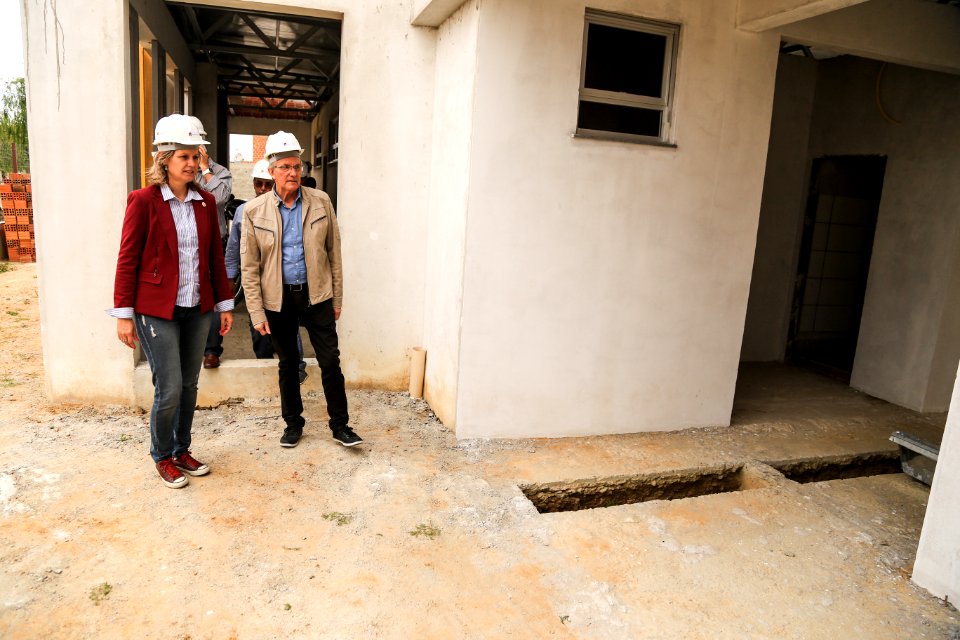 30.11.2017 - Prefeita Paula Mascarenhas e vice Idemar Barz em visita à rua 4 e a EMEI Navegantes