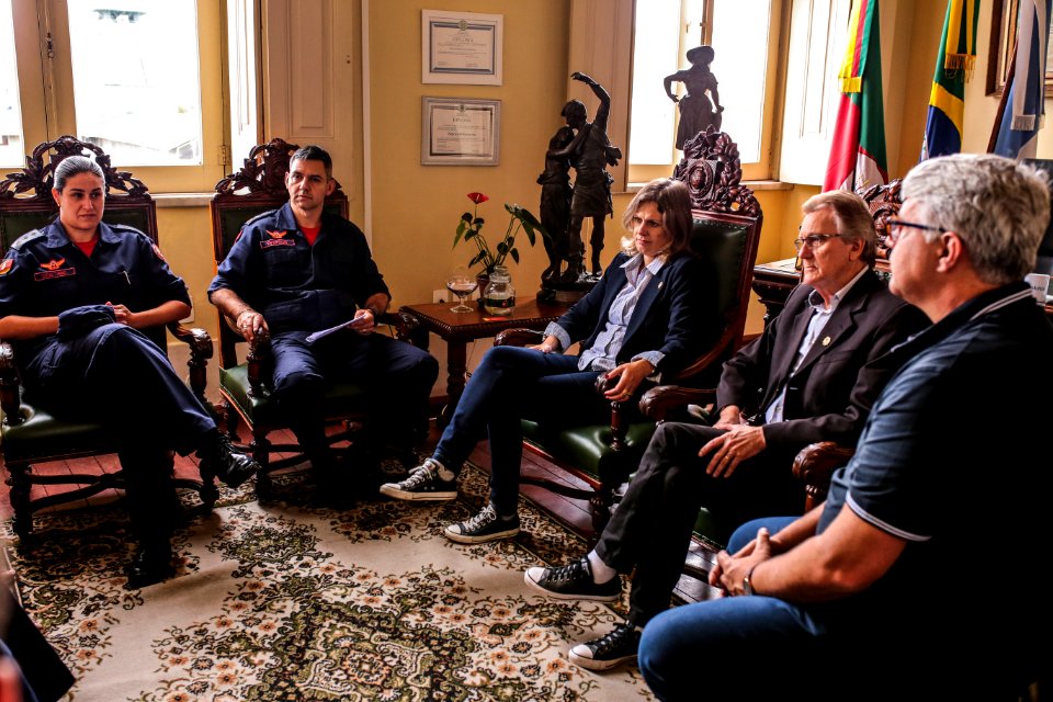 18.12.2017 - Prefeita Paula Mascarenhas em Reunião com o comandante dos bombeiros de Rio Grande, Major Everton Dias