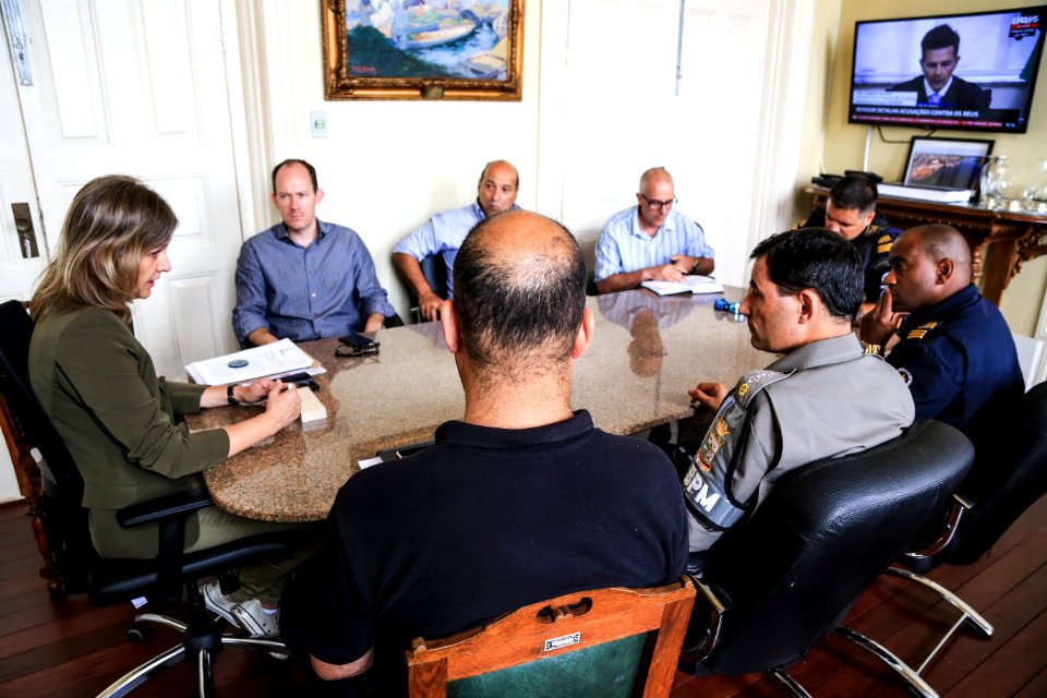 24.01.2018 - Prefeita Paula Mascarenhas em reunião com forças policiais e secretarias, sobre estratégias para elevar a segurança no transporte coletivo