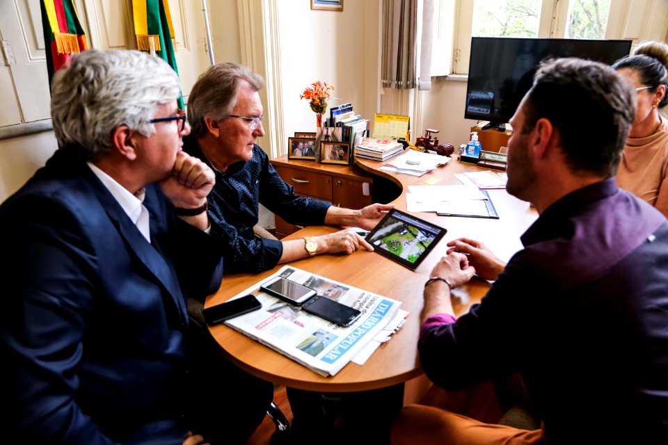 21.11.2017 - Vice-prefeito Idemar Barz em reunião com secretário Sdet e empreendedores sobre Parque de Aventuras na Cascata