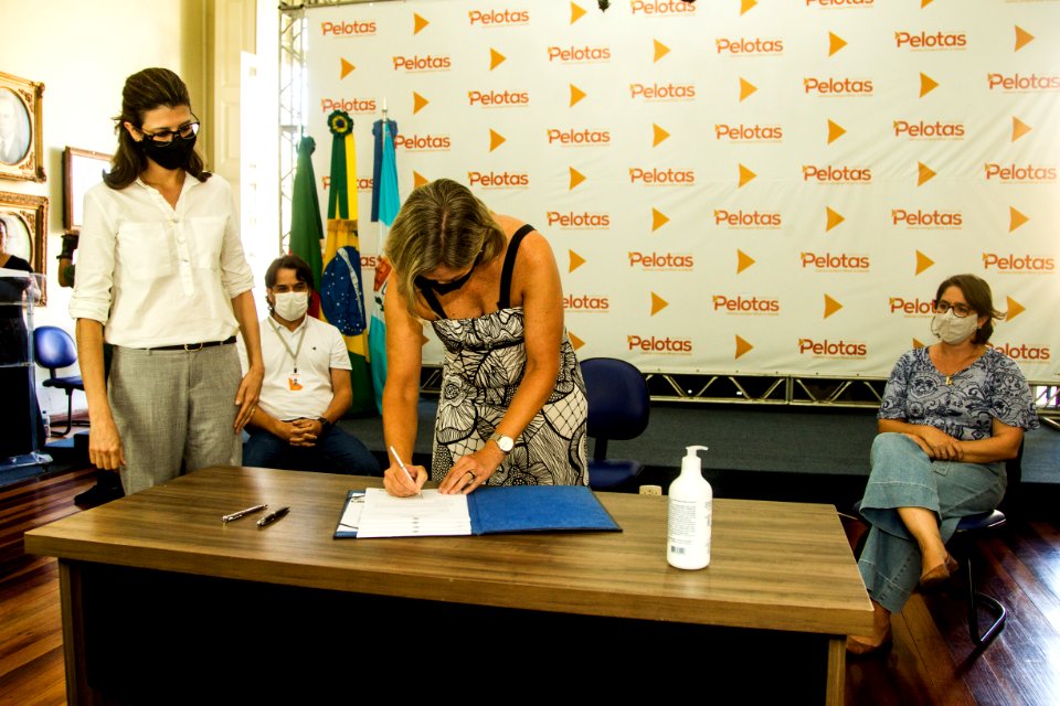 25.02.2021 - Prefeita Paula Mascarenhas realiza assinatura dos projetos arquitetônico e complementares do novo HPS - Foto: Gustavo Vara