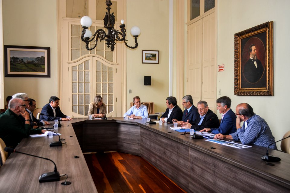 14.12..2017 - Prefeita Paula Mascarenhas em reunião com Vereador Fabrício Tavares e Empresários Portugueses