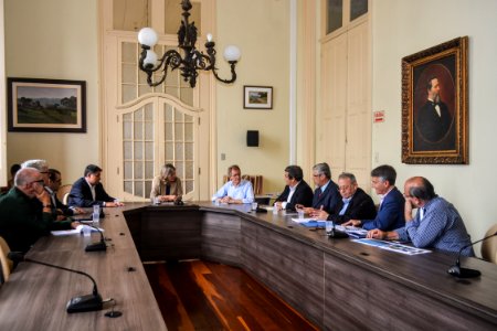 14.12..2017 - Prefeita Paula Mascarenhas em reunião com Vereador Fabrício Tavares e Empresários Portugueses