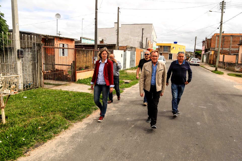 30.11.2017 - Prefeita Paula Mascarenhas e vice Idemar Barz em visita à rua 4 e a EMEI Navegantes