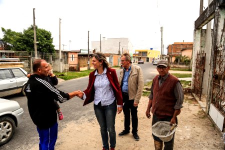 30.11.2017 - Prefeita Paula Mascarenhas e vice Idemar Barz em visita à rua 4 e a EMEI Navegantes