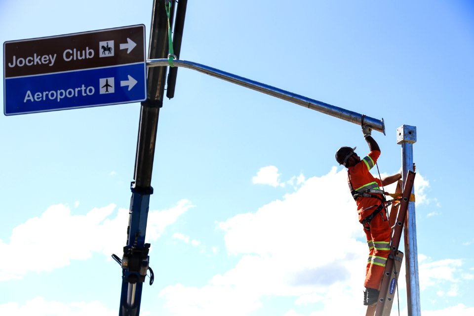 14.02.2018 - Prefeita Paula Mascarenhas acompanha instalação de placas turísticas - Foto: Gustavo Vara