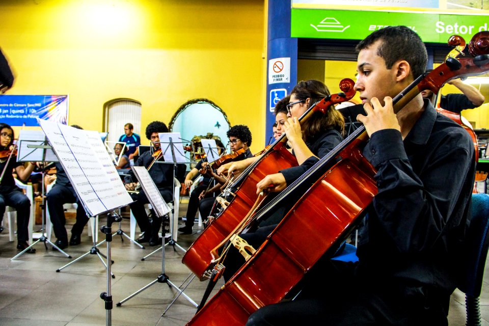 18.01.2018 - Orquestra de Câmara do Sesc/MG se apresenta na Rodoviária de Pelotas
