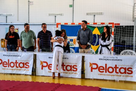 05.01.2018 - Prefeita Paula Mascarenhas na entrega das faixas pretas aos alunos de escolas municipais do Dunas e membros dos projeto Vida Ativa e Quem Luta Não Briga
