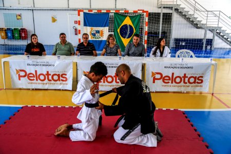 05.01.2018 - Prefeita Paula Mascarenhas na entrega das faixas pretas aos alunos de escolas municipais do Dunas e membros dos projeto Vida Ativa e Quem Luta Não Briga