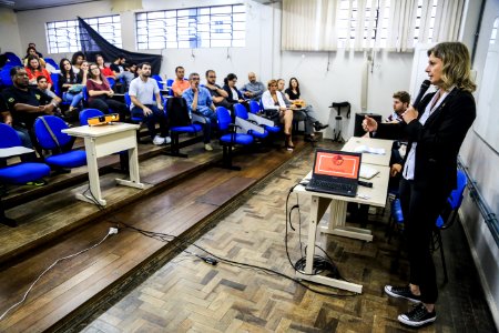 20.12.2017 - Prefeita Paula Mascarenhas na reunião com DCEs sobre Pacto Pelotas Pela Paz