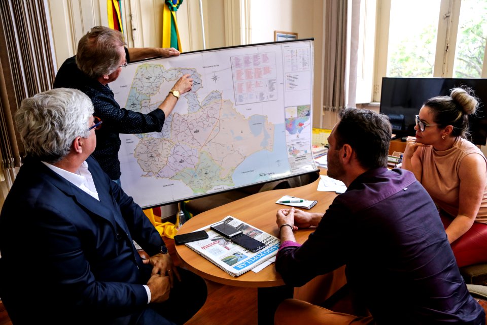 21.11.2017 - Vice-prefeito Idemar Barz em reunião com secretário Sdet e empreendedores sobre Parque de Aventuras na Cascata