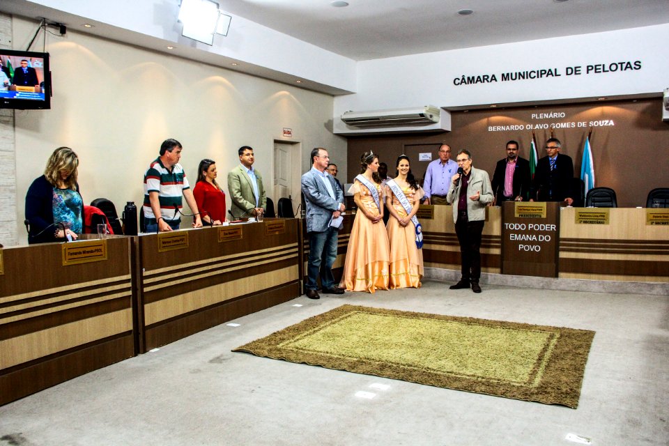 07.11.2017 - Vice-prefeito Idemar Barz e Corte do Pêssego 2017 em visita a Câmara de Vereadores