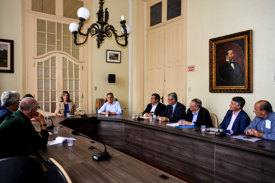 14.12..2017 - Prefeita Paula Mascarenhas em reunião com Vereador Fabrício Tavares e Empresários Portugueses