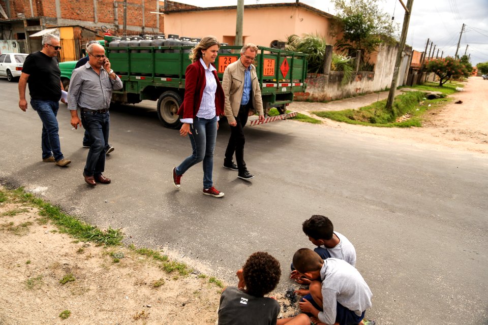 30.11.2017 - Prefeita Paula Mascarenhas e vice Idemar Barz em visita à rua 4 e a EMEI Navegantes