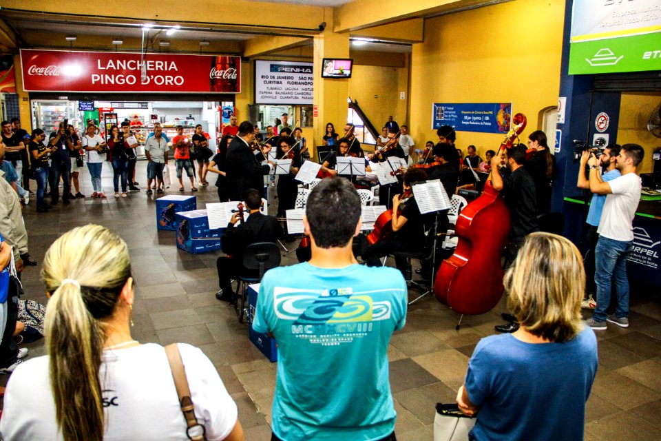 18.01.2018 - Orquestra de Câmara do Sesc/MG se apresenta na Rodoviária de Pelotas
