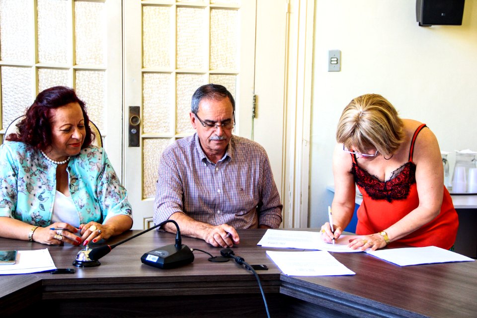 28.12.2017 - Secretária de Governo Clotilde Victória representa a Prefeita na assinatura dos contratos das escolas assistenciais