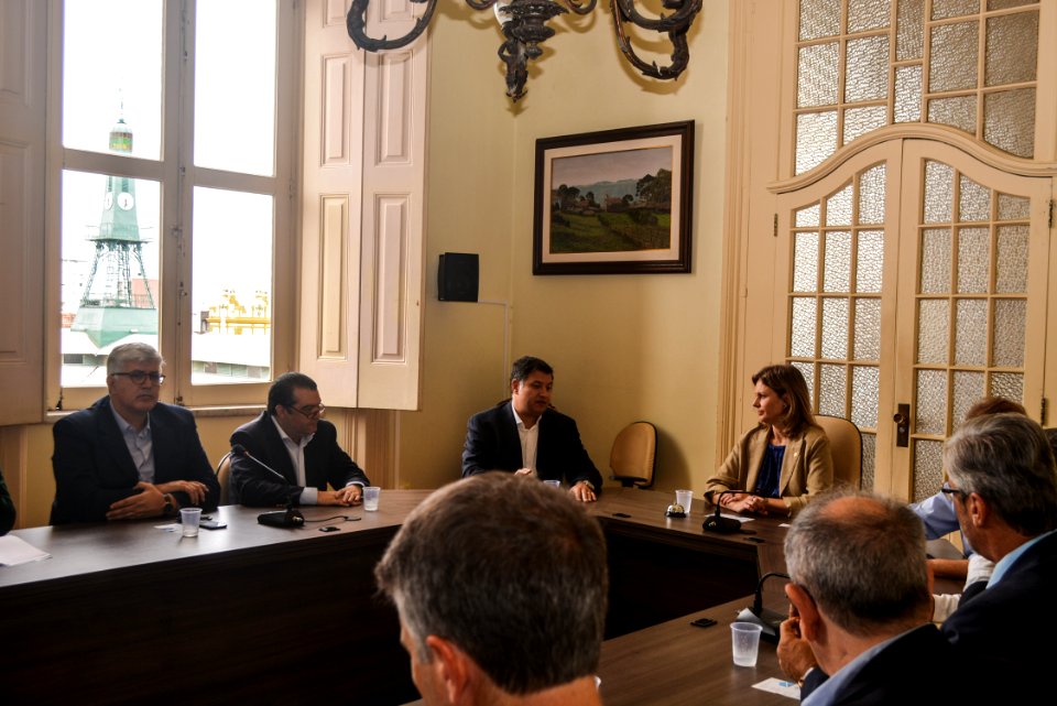 14.12..2017 - Prefeita Paula Mascarenhas em reunião com Vereador Fabrício Tavares e Empresários Portugueses