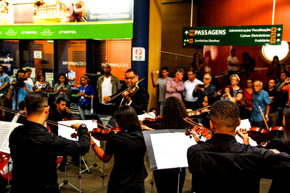 18.01.2018 - Orquestra de Câmara do Sesc/MG se apresenta na Rodoviária de Pelotas