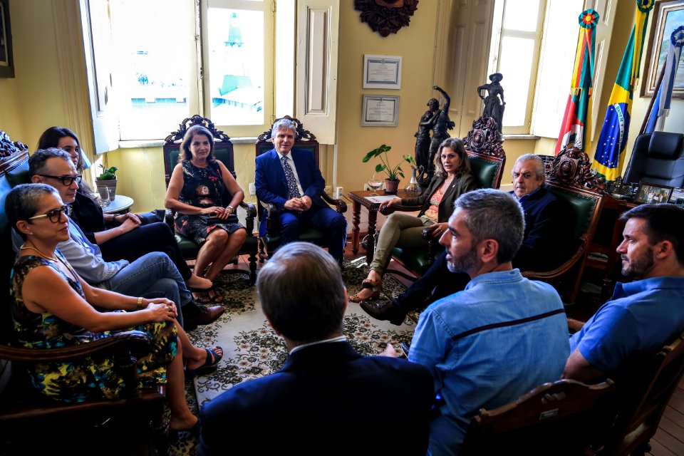 18.01.2018 - Prefeita Paula Mascarenhas na Solenidade de adesão da cidade à Bienal - com o presidente da Bienal, Gilberto, Carlos Trevi do Santander Cultural e SESC