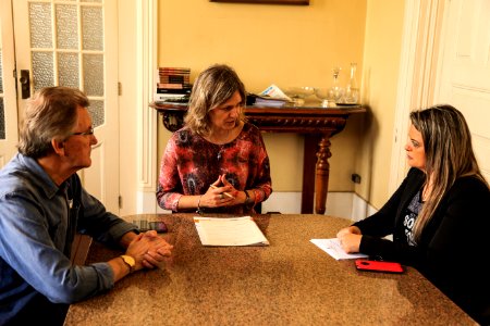 10.11.2017 -  Prefeita Paula Mascarenhas na assinatura da lei 6509 e 6511 de autoria da vereadora Cristina Oliveira