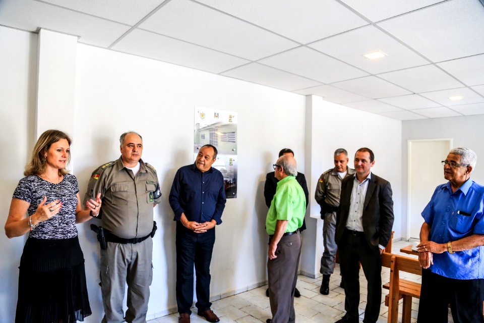05.01.2018 - Prefeita Paula Mascarenhas na solenidade de inauguração da revitalização do refeitório do 4º BPM e reestruturação da Sala de Operações