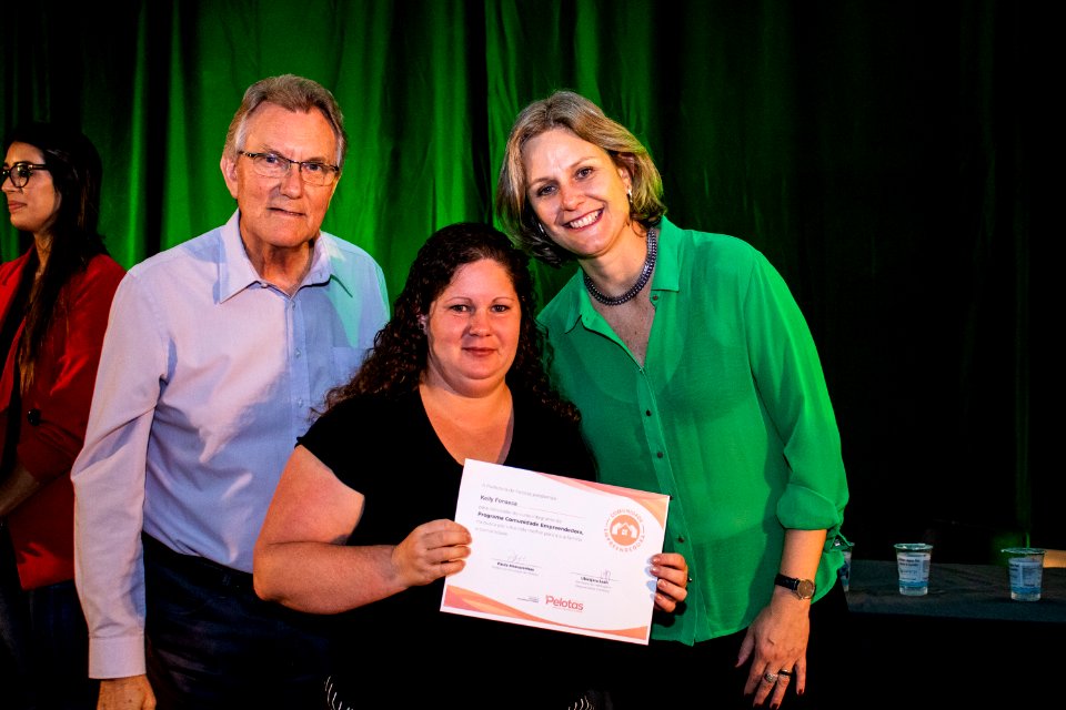 29.11.2019 - Prefeita Paula Mascarenhas e o vice Idemar Barz prestigiam a formatura dos cursos do projeto de Geração de Emprego e Renda da SHRF - Foto Michel Corvello
