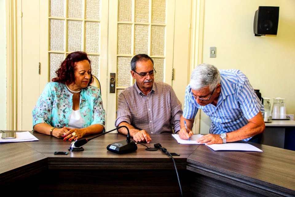 28.12.2017 - Secretária de Governo Clotilde Victória representa a Prefeita na assinatura dos contratos das escolas assistenciais