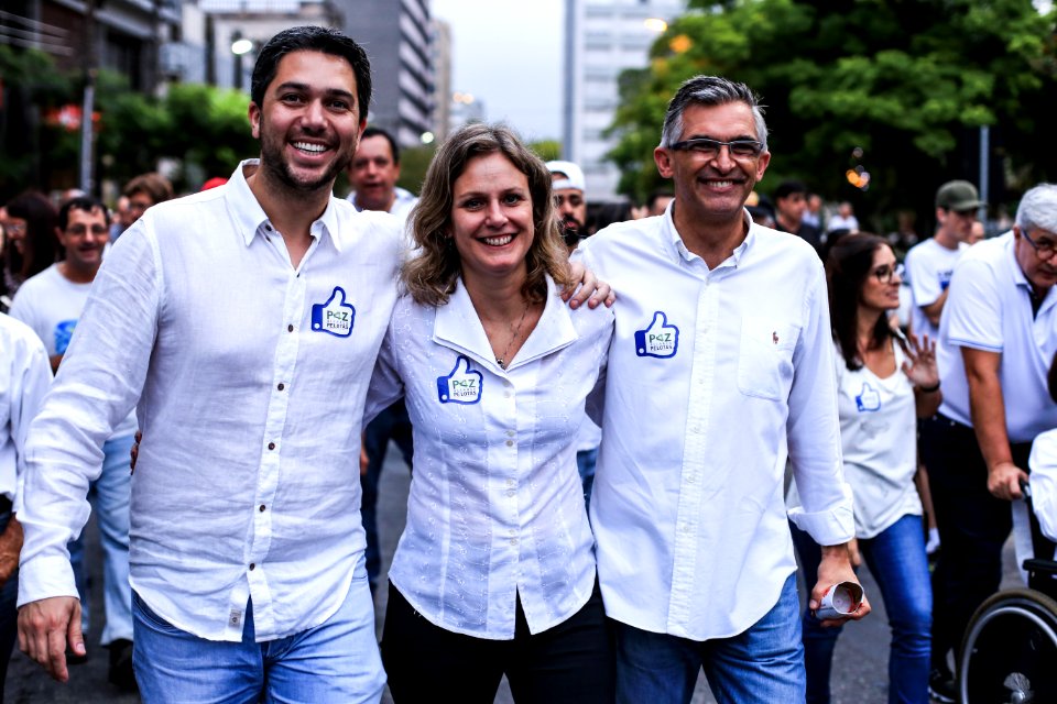 20.12.2017 - Prefeita Paula Mascarenhas e vice Idemar Barz na Noite da Paz - Caminhada Aliança Pelotas