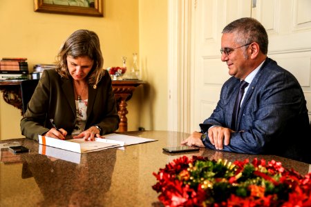 13.12.2017 - Prefeita Paula Mascarenhas na assinatura da Lei 6527 - Eneas Clarindo - Dispõe sobre matrícula do aluno com deficiência locomotora na escola mais próxima de sua residência