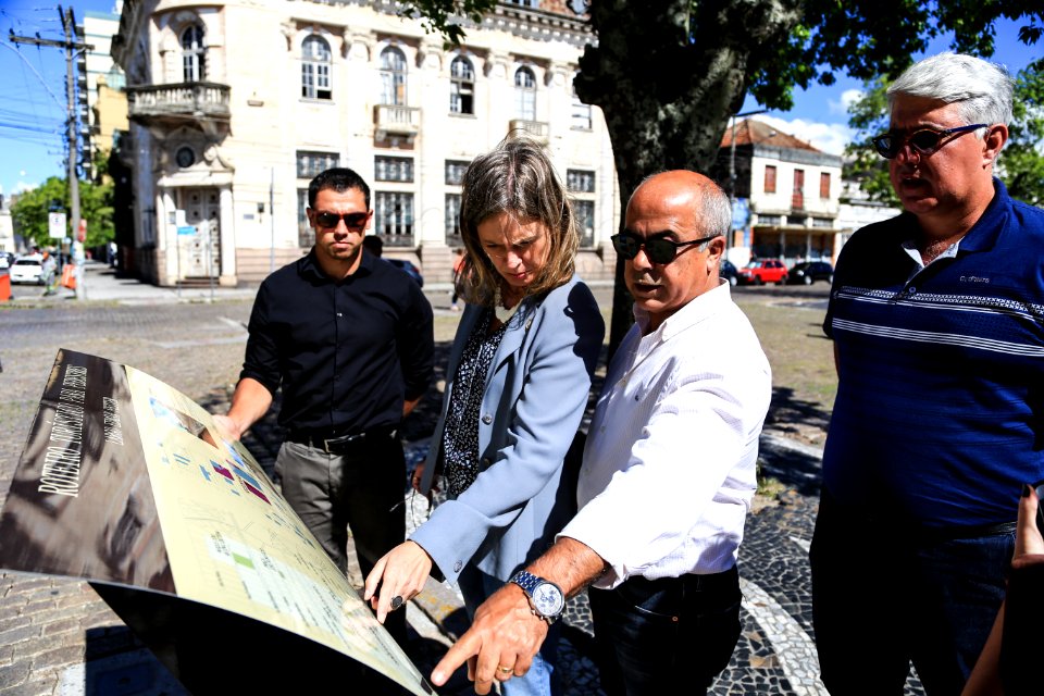 14.02.2018 - Prefeita Paula Mascarenhas acompanha instalação de placas turísticas - Foto: Gustavo Vara