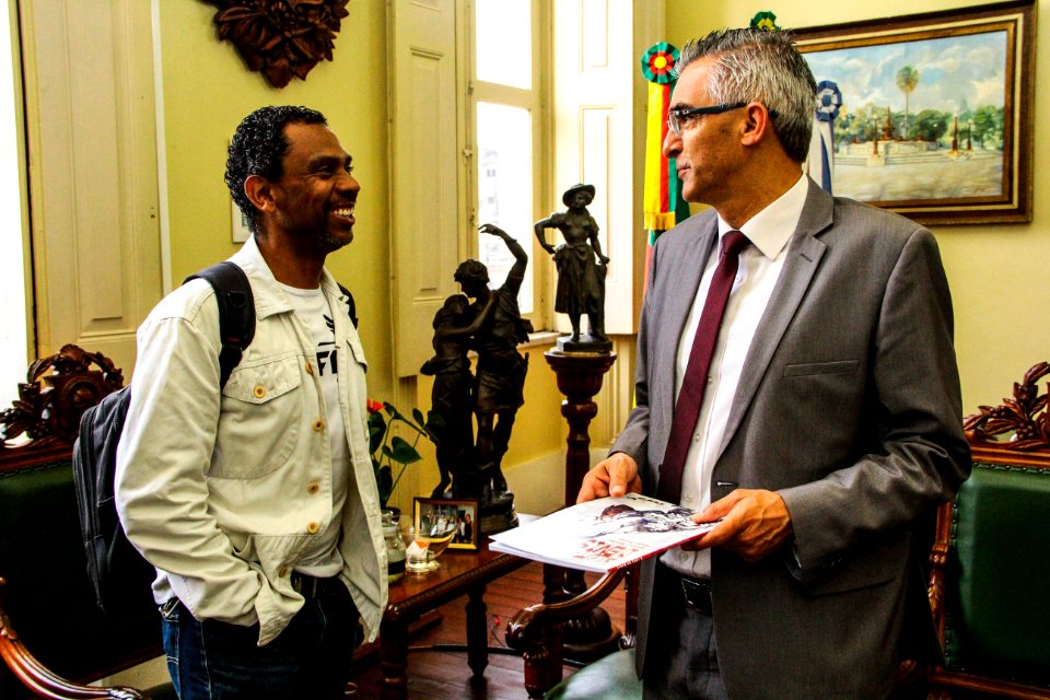 06.12.2017 - Prefeito em exercício Luiz Henrique Viana recebe a visita do Coordenador Regional da CUFA Pelotas, Edson Luís Duarte Mesquita