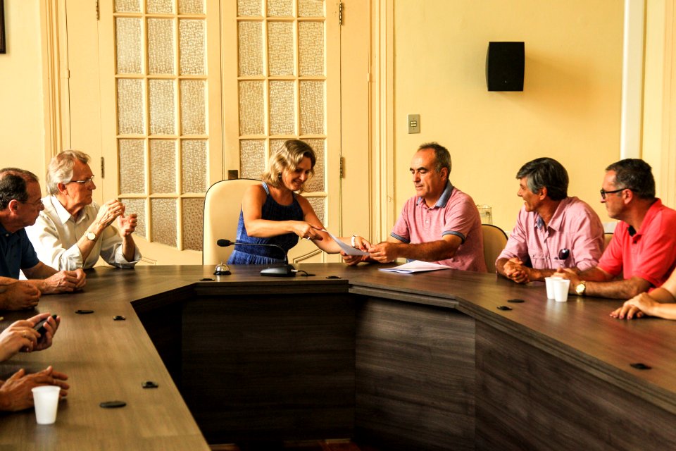 25.01.2019 - Prefeita Paula Mascarenhas e o vice Idemar Barz recebem anúncio de emenda parlamentar de R$ 400 mil, do deputado federal Dionísio Marcon (PT), para obra de pavimentação do acesso à colônia Z3 - Foto: Gustavo Vara