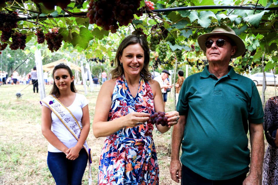 27.01.2018 - Prefeita Paula Mascarenhas durante abertura e Festa da Colheita da Uva, 8º Distrito, Colônia Santa Helena, propriedade de Dirceu Kurz - Foto: Gustavo Vara
