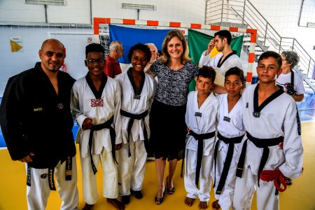 05.01.2018 - Prefeita Paula Mascarenhas na entrega das faixas pretas aos alunos de escolas municipais do Dunas e membros dos projeto Vida Ativa e Quem Luta Não Briga