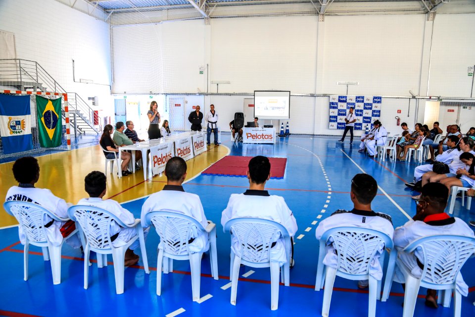 05.01.2018 - Prefeita Paula Mascarenhas na entrega das faixas pretas aos alunos de escolas municipais do Dunas e membros dos projeto Vida Ativa e Quem Luta Não Briga