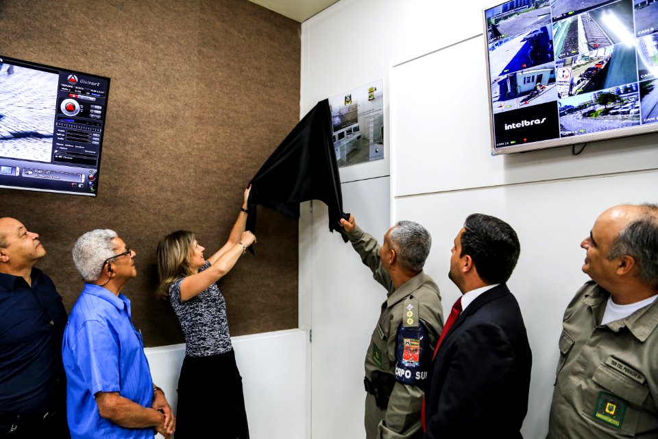 05.01.2018 - Prefeita Paula Mascarenhas na solenidade de inauguração da revitalização do refeitório do 4º BPM e reestruturação da Sala de Operações