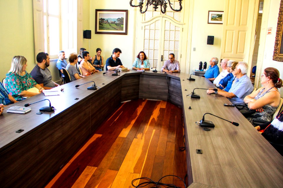 28.12.2017 - Secretária de Governo Clotilde Victória representa a Prefeita na assinatura dos contratos das escolas assistenciais