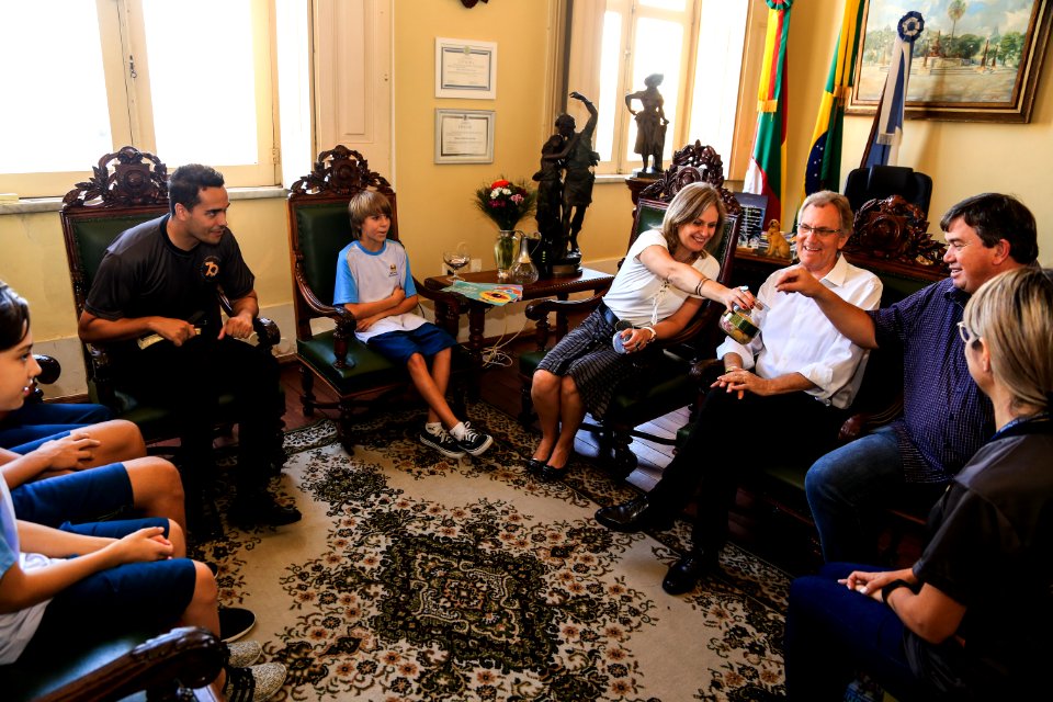 11.04.2018 - Prefeita Paula Mascarenhas durante entrega de uma homenagem dos alunos da Escola Adventista pelo dia do prefeito - Foto: Gustavo Vara