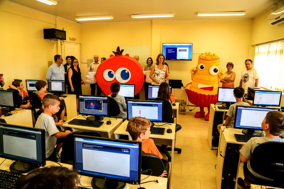 13.12.2017 - Prefeita Paula Mascarenhas durante entrega de laboratório Khan Academy na EMEF Dom Francisco de Campos Barreto