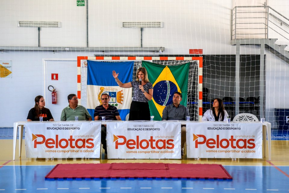 05.01.2018 - Prefeita Paula Mascarenhas na entrega das faixas pretas aos alunos de escolas municipais do Dunas e membros dos projeto Vida Ativa e Quem Luta Não Briga