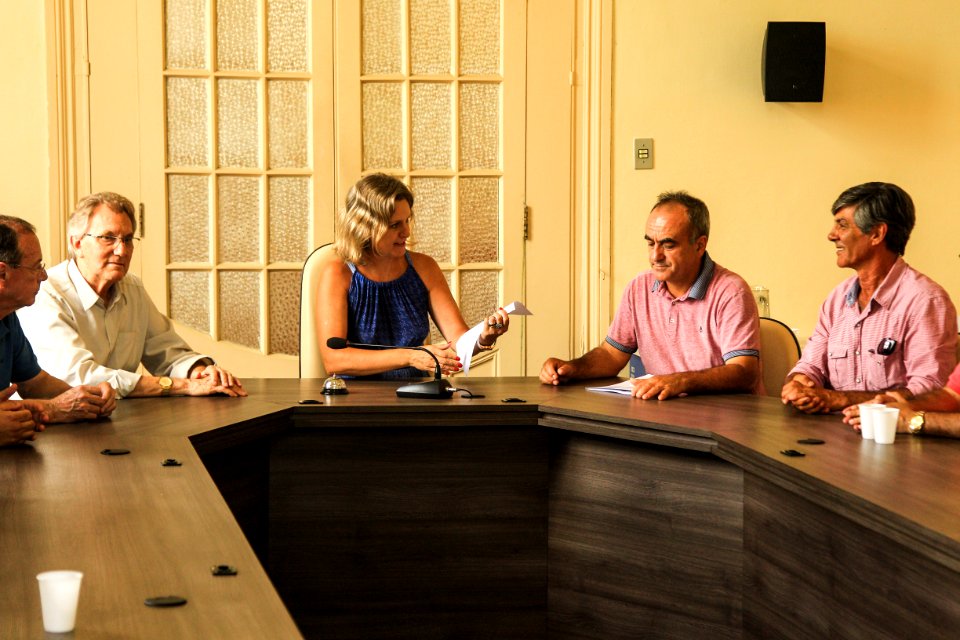 25.01.2019 - Prefeita Paula Mascarenhas e o vice Idemar Barz recebem anúncio de emenda parlamentar de R$ 400 mil, do deputado federal Dionísio Marcon (PT), para obra de pavimentação do acesso à colônia Z3 - Foto: Gustavo Vara